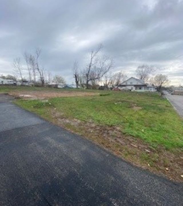 2nd image of 220 E Maple St