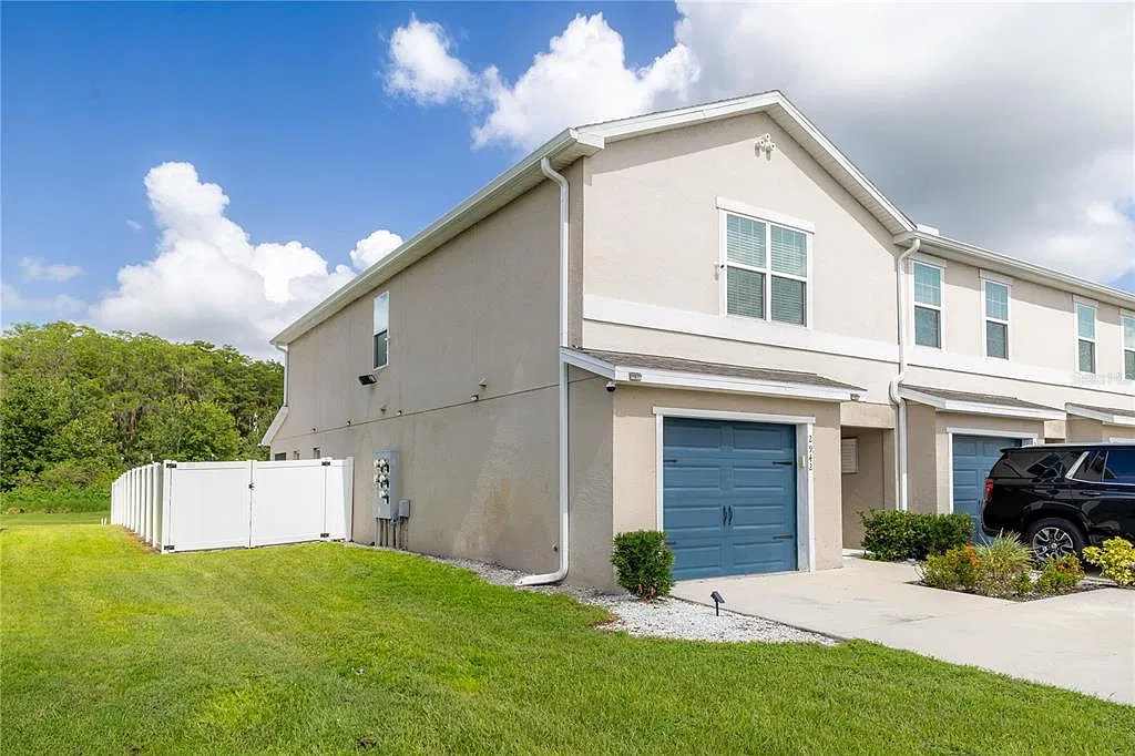 3 bed, 2.5 bath, 1884 sqft, $2,300 — Photo 1