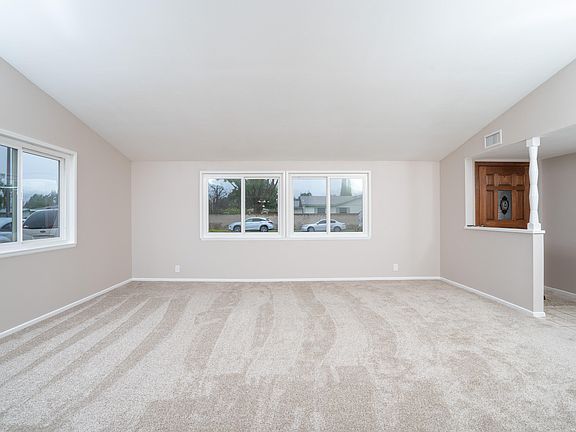 3rd image of 1910 E Edgemont Dr