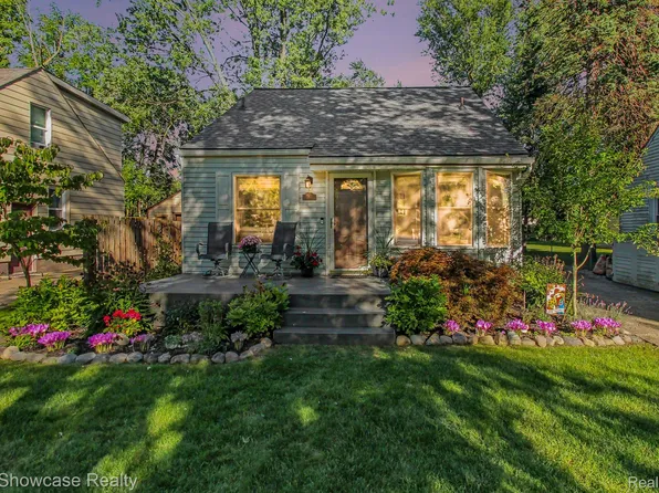 363 S Roslyn Rd, Waterford, MI 48328