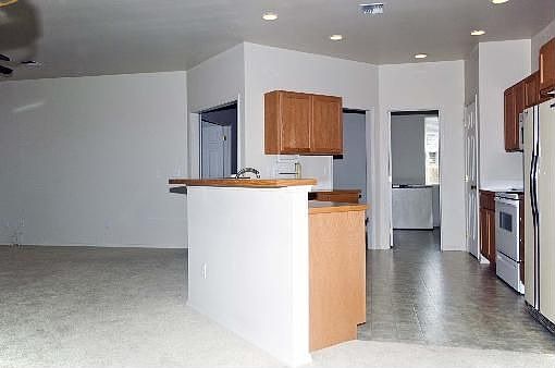 4th image of 715 SE Heron Dr