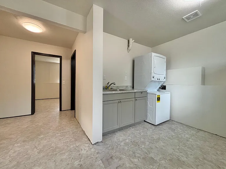 2406 E Empire Ave #B — Photo 7