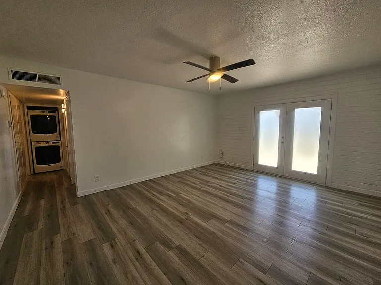 Town & Country Apartments — Photo 15