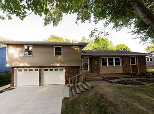 4125 Rolling Hills Dr, Bettendorf, IA 52722