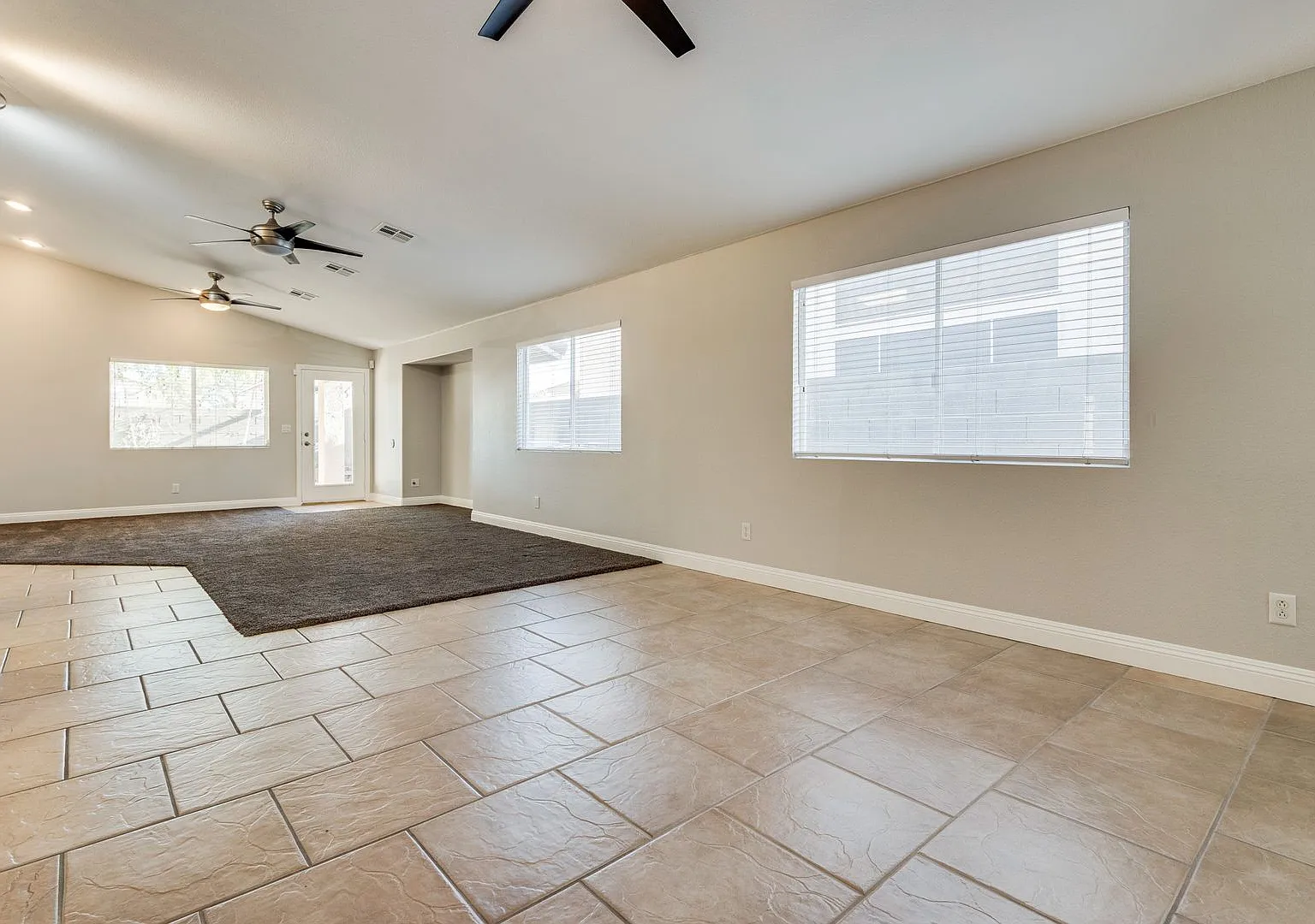 Single story 4 bed, 2 Bath with open floorplan — Photo 3