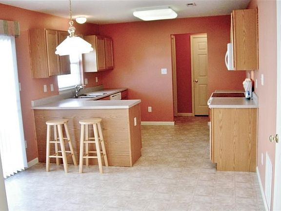 3rd image of 3598 King Edward Way
