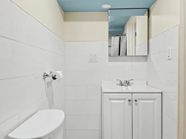 17-35 Stephen St #1B — Photo 7