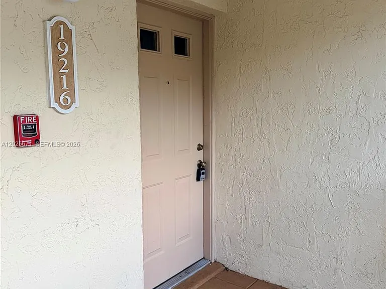 19216 Glenmoor Dr #19216 — Photo 4