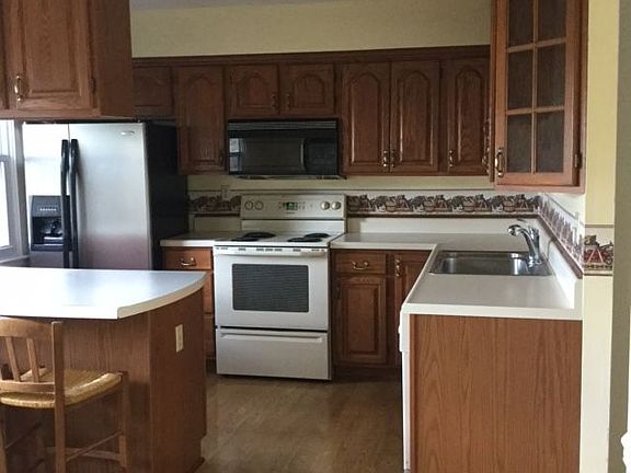 5th image of 353 Bishop Ct
