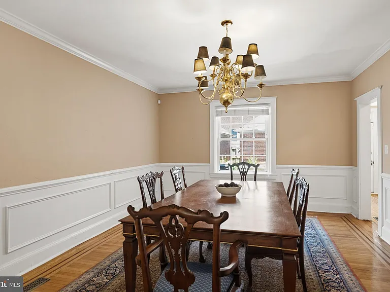 214 E University Pkwy — Photo 13