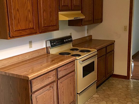 Kitchen with lots of cabinet
