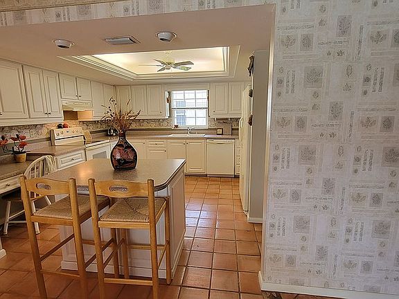 5th image of 4917 SW 11th Pl