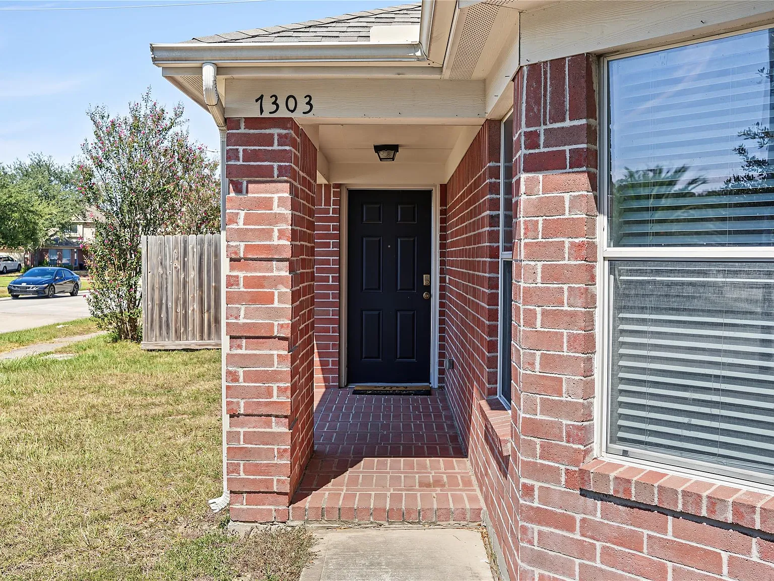 3 bed, 1759 sqft, $1,949 — Photo 3