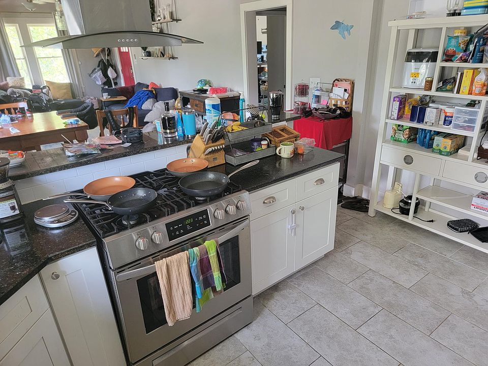 2nd image of 801 W Mistletoe Ave