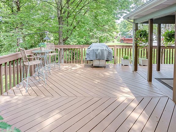 4th image of 32 Gaslight Ln