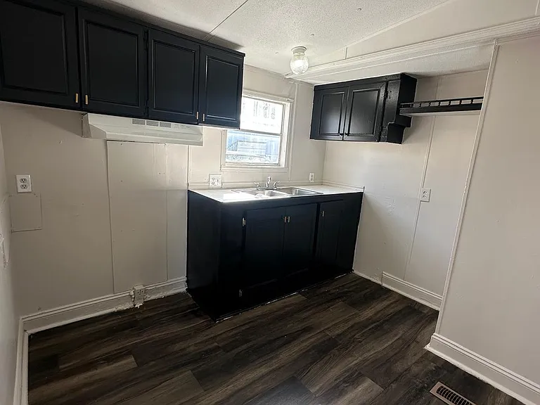 472 Sarah St — Photo 3