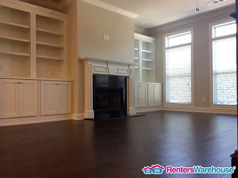 Beautiful gated 3=story townhome — Photo 4