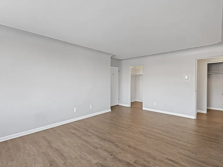 Admiral Apartments — Photo 24