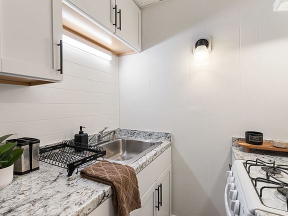 5th image of 928 Dorchester Ave APT 2