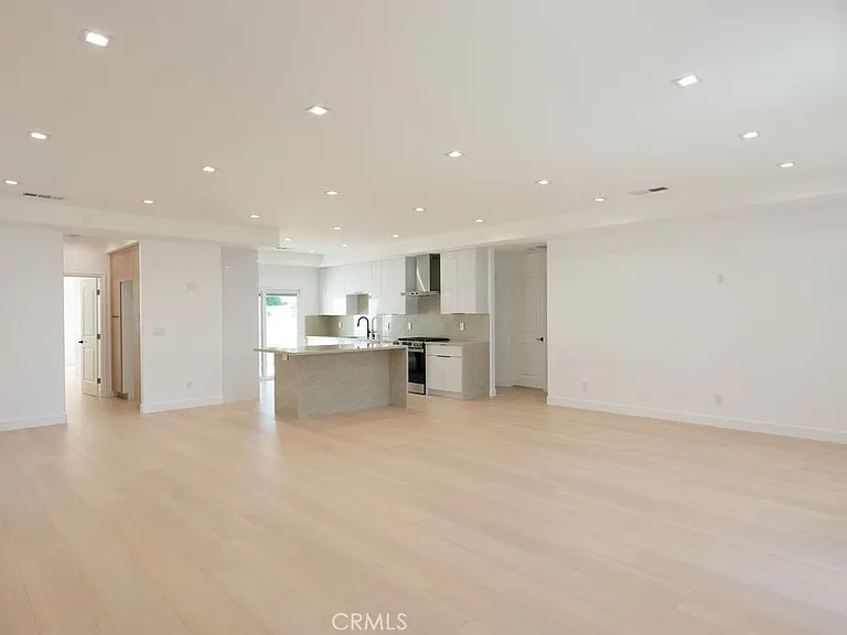 14605 Wyandotte St — Photo 7