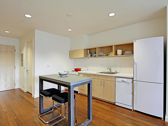 3rd image of 711 Bellevue Ave E APT 202
