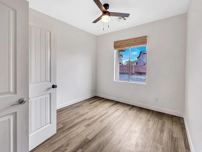 861 W Love Rd — Photo 11