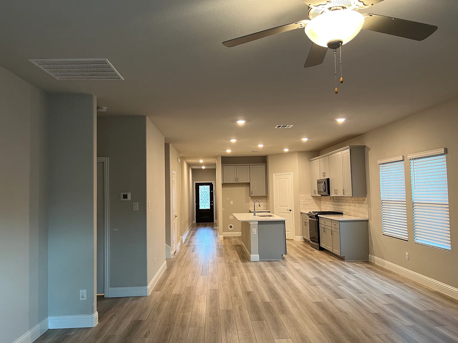 4 bed, 2686 sqft, $2,800 — Photo 3