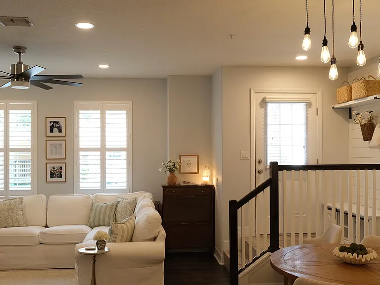 689 Oak Lake Ln — Photo 3