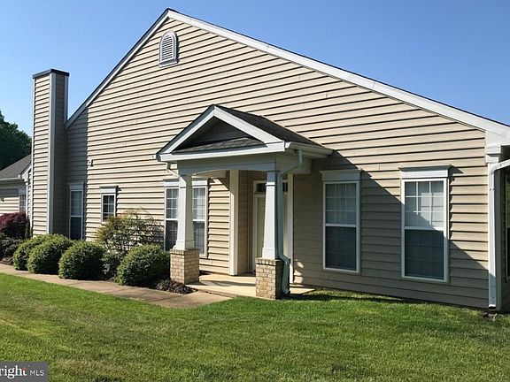 3rd image of 272 Williamsburg Cir