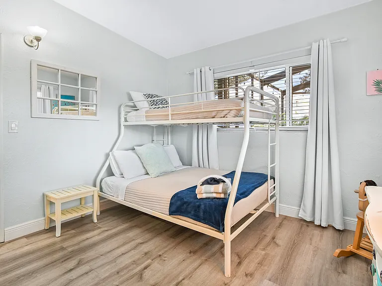 2420 Mineola Dr S — Photo 15