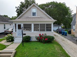 1049 5th St, Aurora, IL 60505