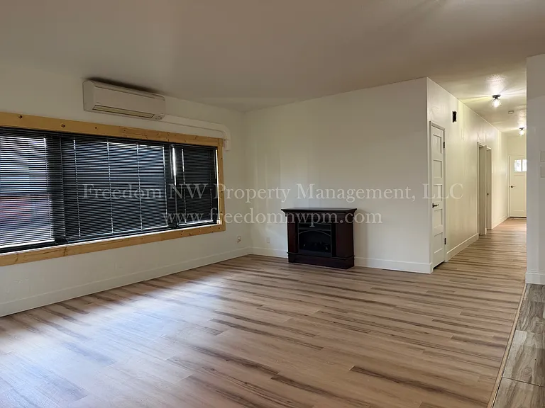 105 W Walnut St — Photo 4