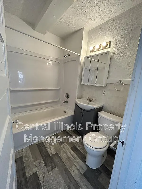 3 bed, 1.0 bath, 900 sqft, $1,095 — Photo 1