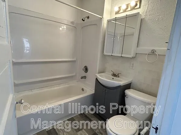 403 E Monroe St APT 2, Bloomington, IL 61701