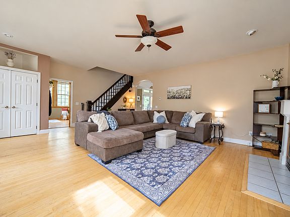 4th image of 702 1st Ave NW