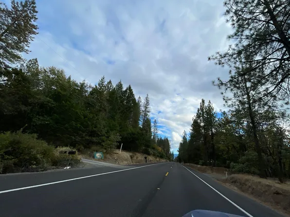 900 Azalea Dr, Grants Pass, OR 97526