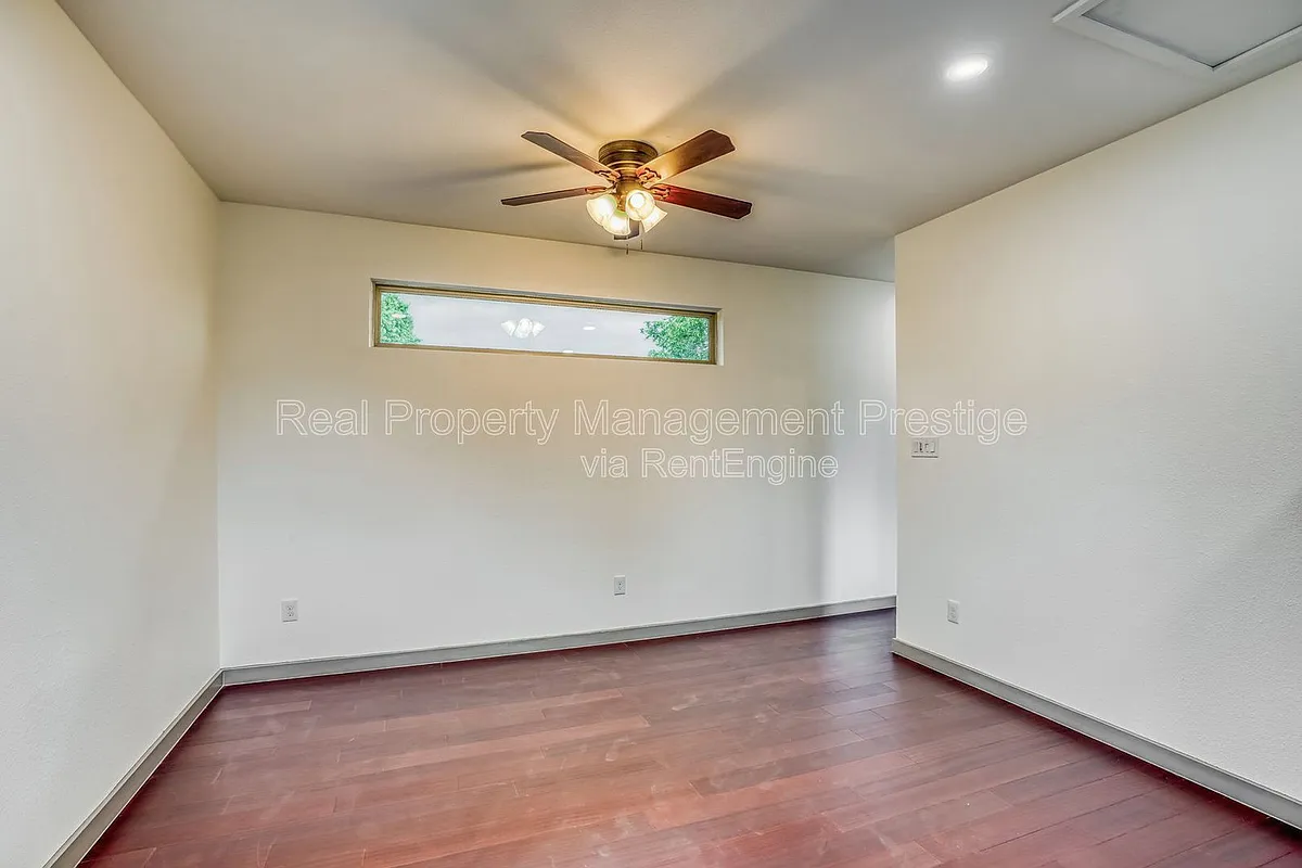 Building Photo - 3502 Longwood Dr #B
