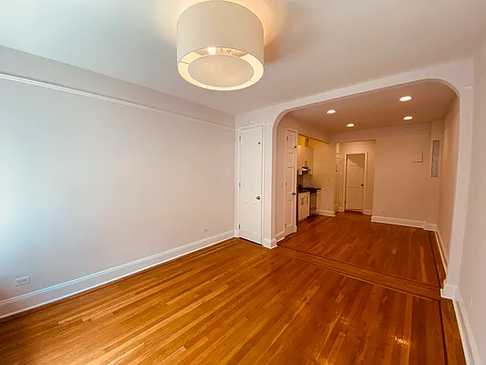 Rented by Metropolis Real Estate of Manhattan | media 9