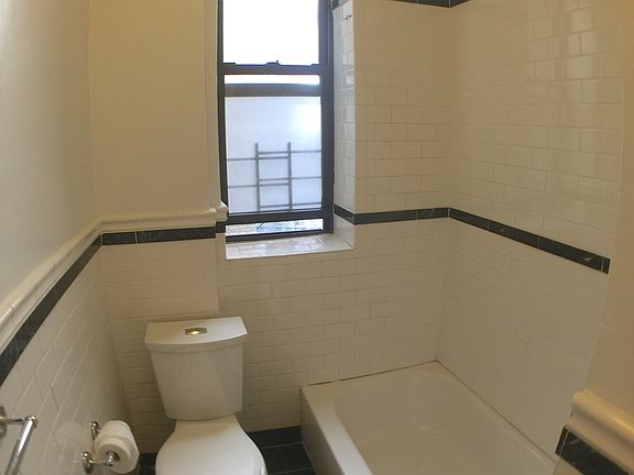 3rd image of 921 Washington Ave APT 2e