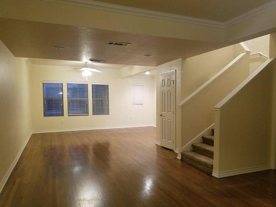 2 Bedroom 2.5 Bath Townhome - Living Room and open area