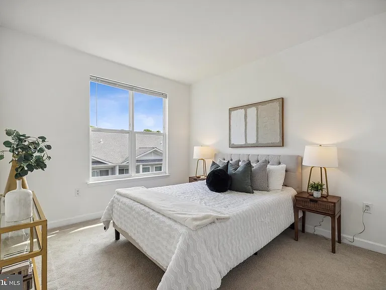 Room 2 available for rent (available furnished with a bed or unfurnished)