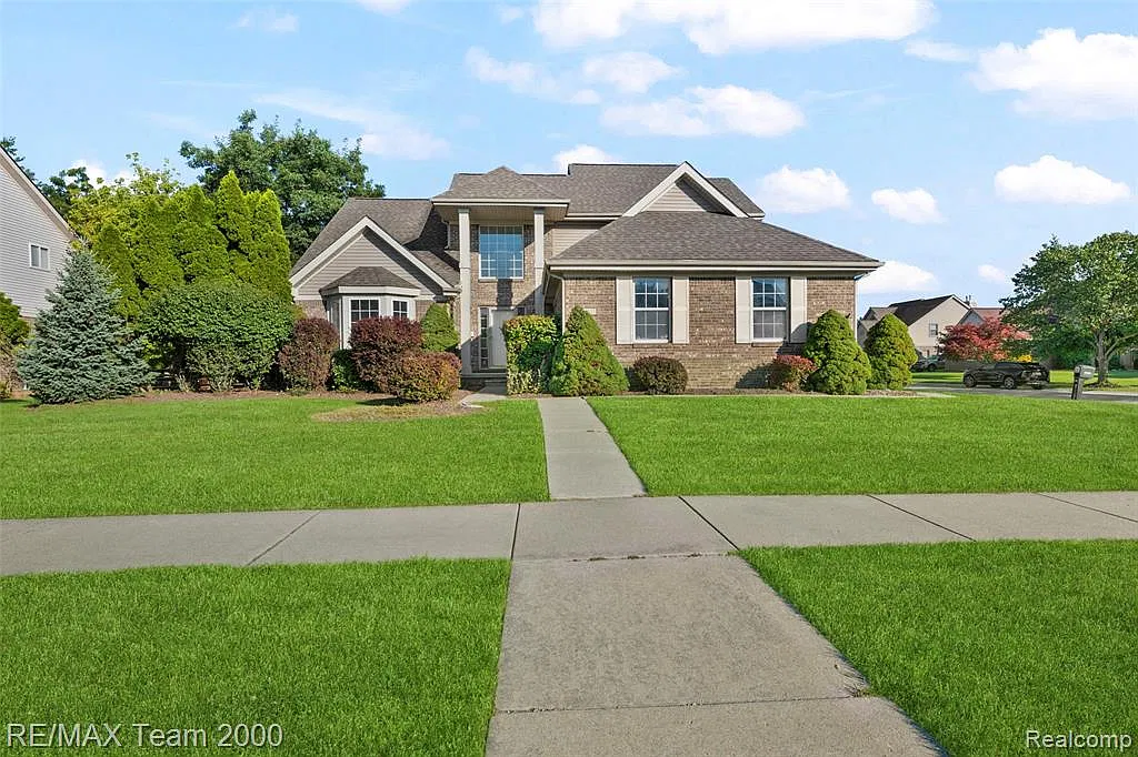 4 bed, 2.5 bath, 2384 sqft, $2,900 — Photo 2