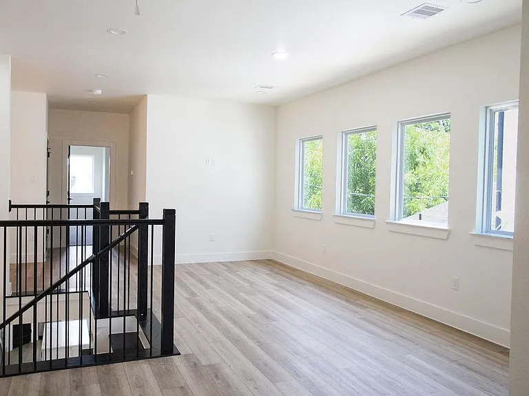 7134 Saint Augustine St — Photo 12