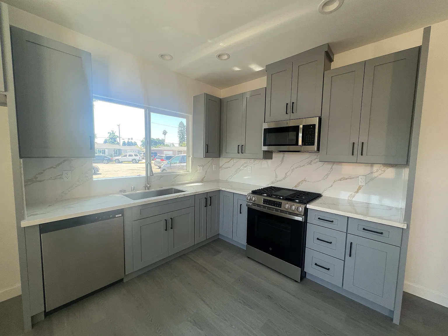3 bed, 1000 sqft, $3,400 — Photo 3