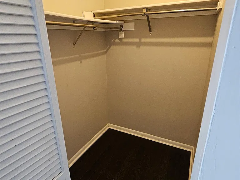 4811 Spring Lake Dr #E — Photo 22