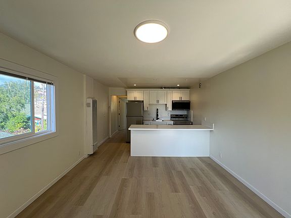 4th image of 2511 Prince St #9