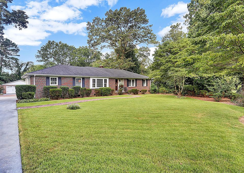 1st image of 402 Yorkshire Dr