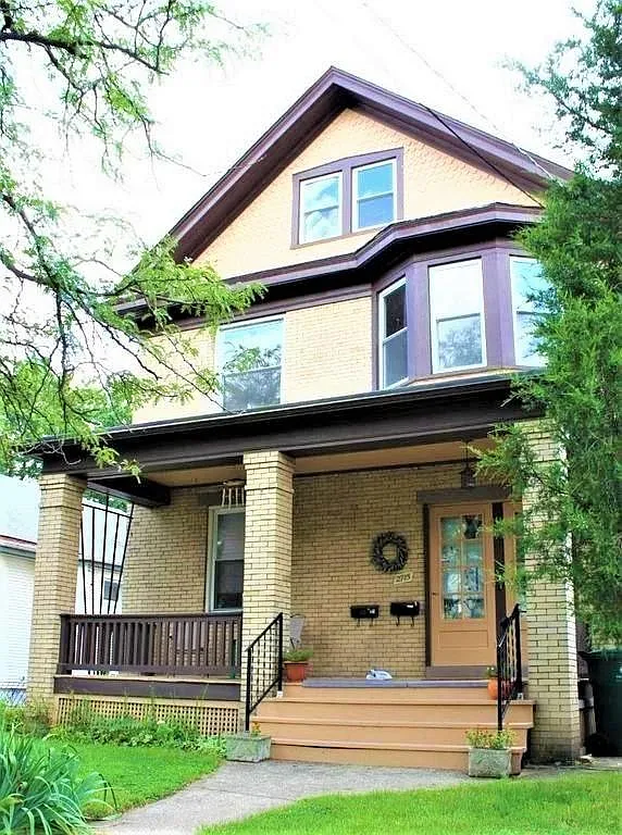 3 bed, 1388 sqft, $1,970 — Photo 1