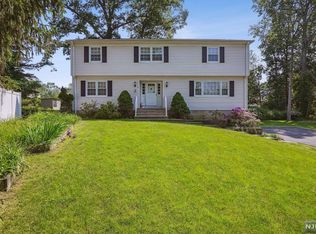 2 Llewelyn Ct, Whippany, NJ 07981
