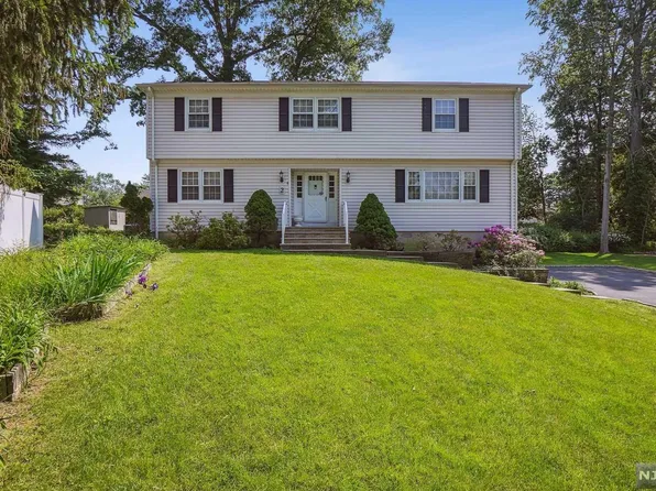 2 Llewelyn Ct, Whippany, NJ 07981